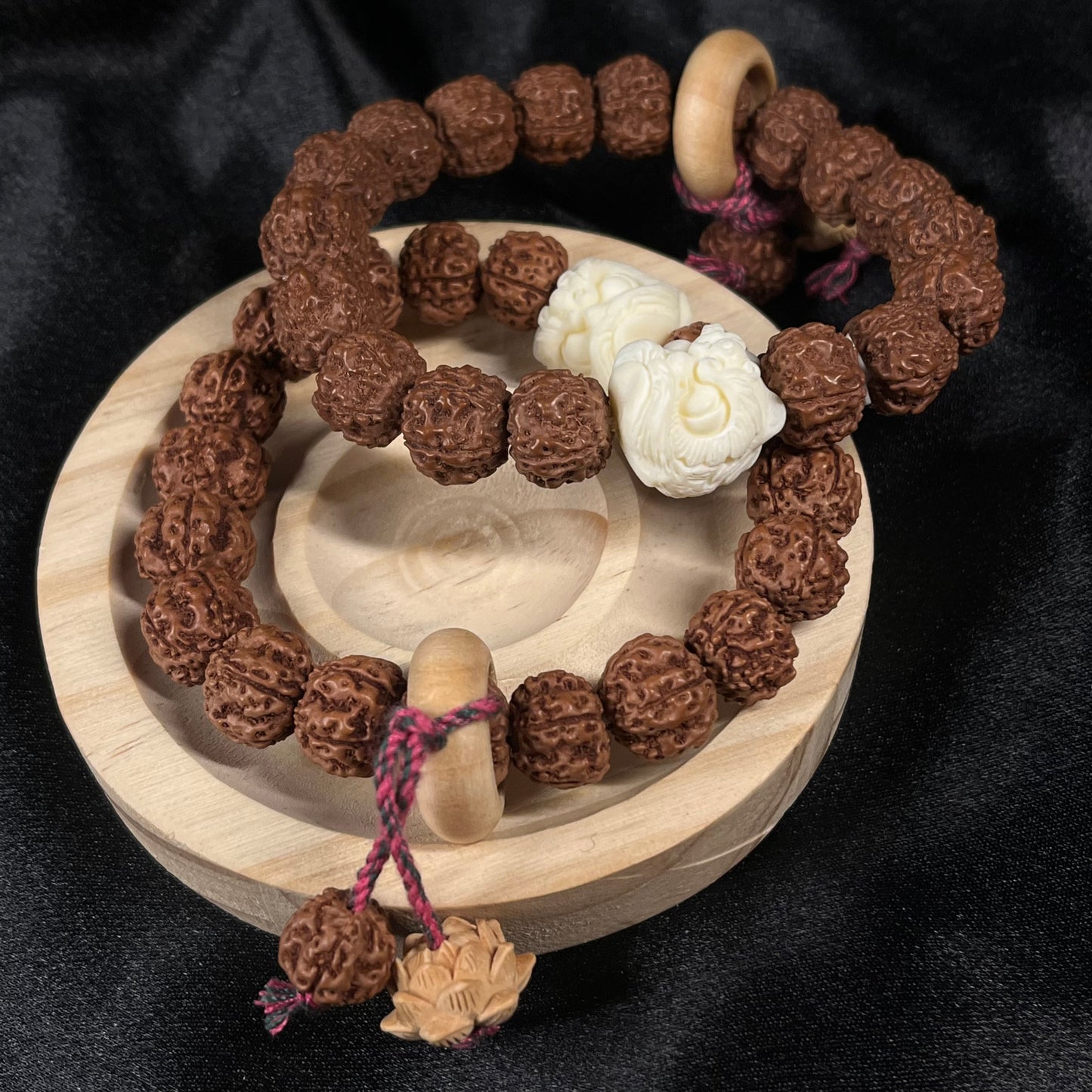 Lion’s Heart – Bodhi Wood Circle with Lion Head & Thread Oil Bracelet